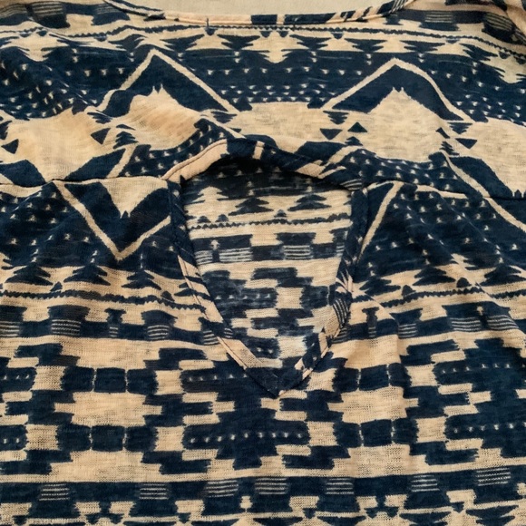 Aztec top with triangle cut out in back - Picture 3 of 3